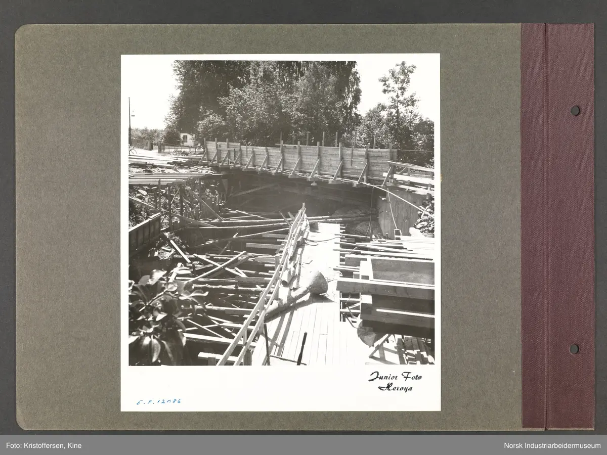 Fotoalbum med 48 sider og 56 innlimte fotografier fra Norsk Hydro på Herøya.