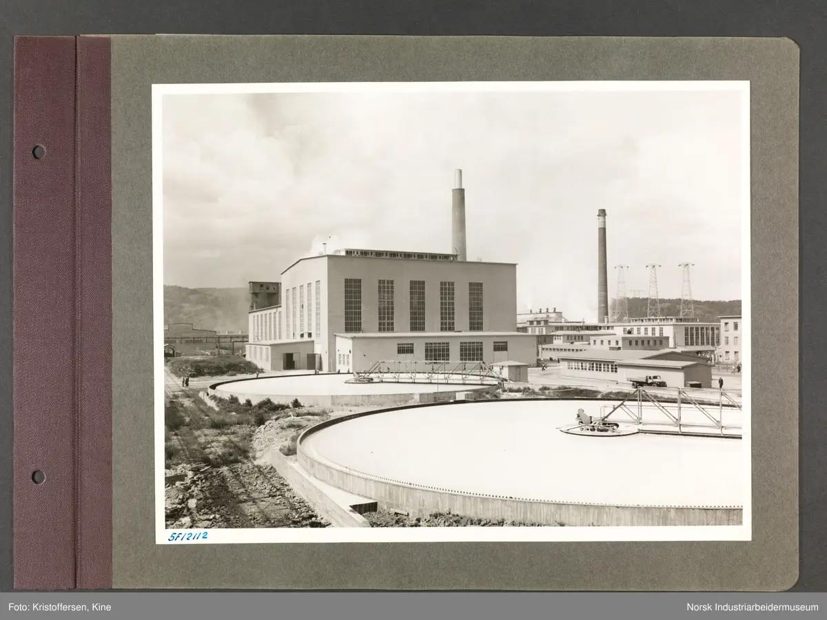 Fotoalbum med 48 sider og 51 innlimte fotografier fra Norsk Hydro på Herøya.