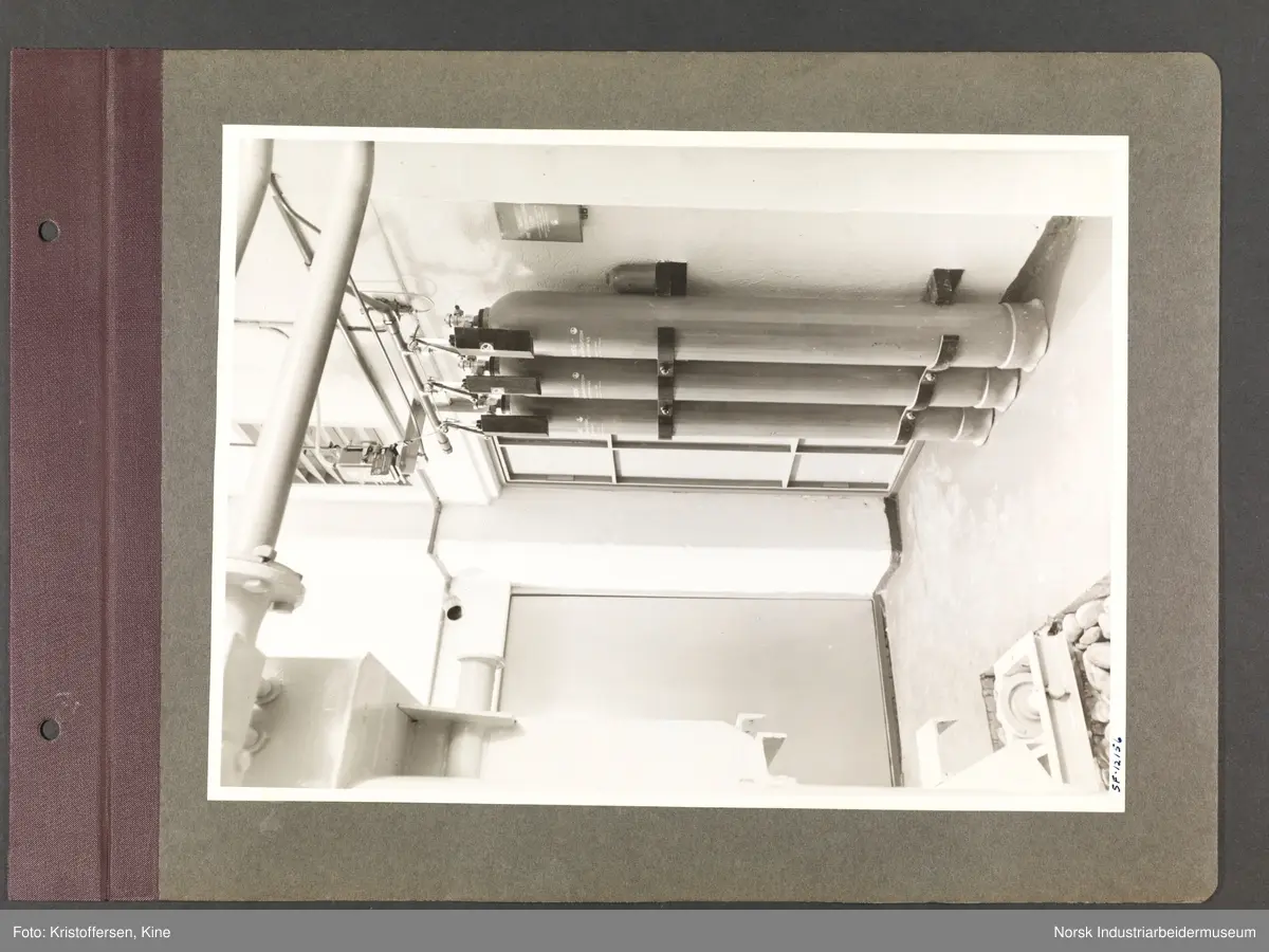 Fotoalbum med 48 sider og 48 innlimte fotografier fra Norsk Hydro på Herøya.
