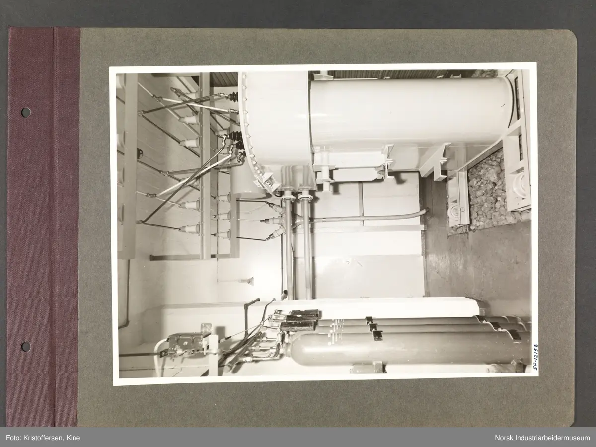 Fotoalbum med 48 sider og 48 innlimte fotografier fra Norsk Hydro på Herøya.