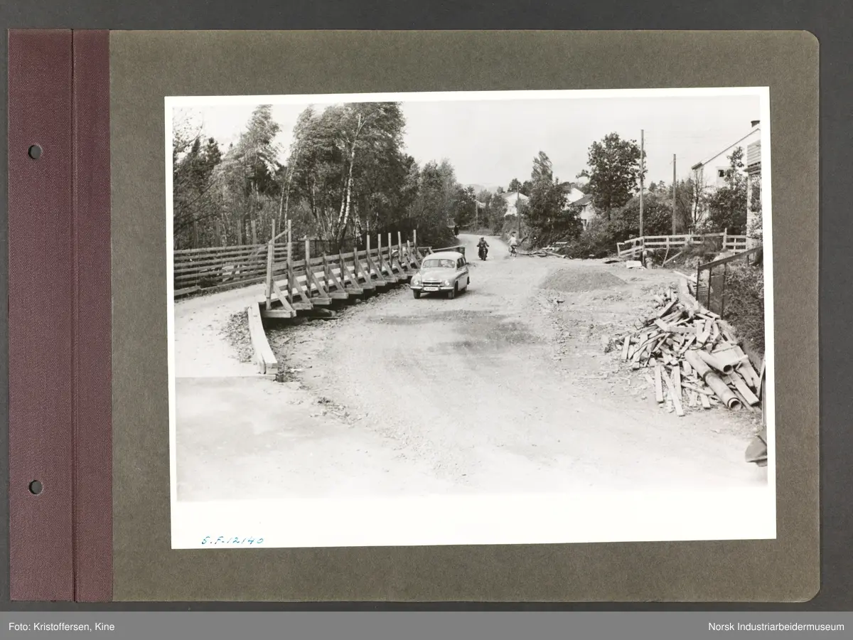 Fotoalbum med 48 sider og 51 innlimte fotografier fra Norsk Hydro på Herøya.