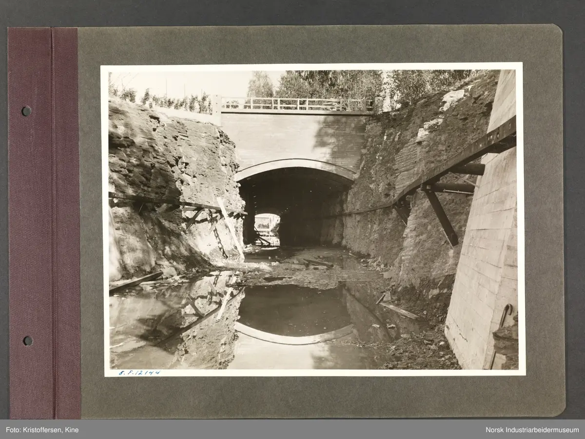 Fotoalbum med 48 sider og 51 innlimte fotografier fra Norsk Hydro på Herøya.