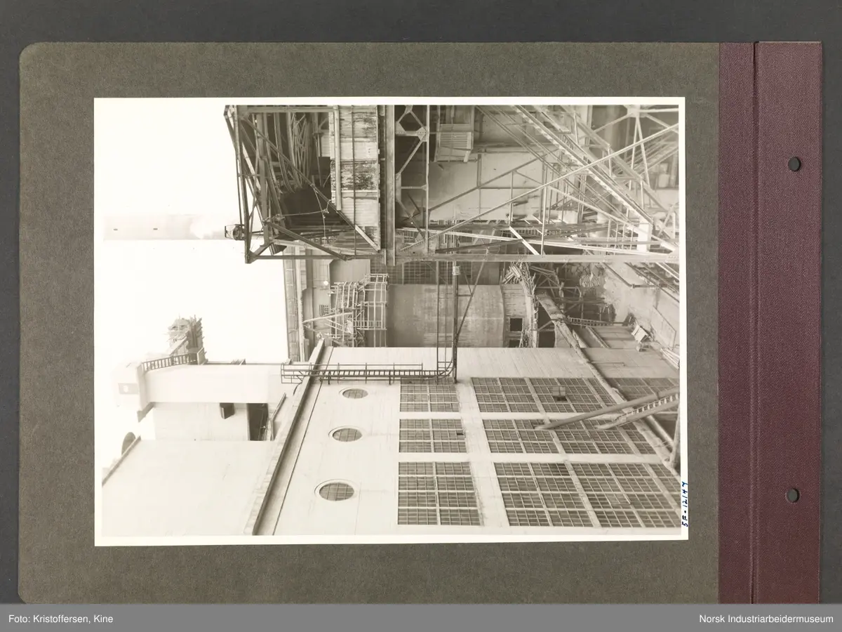 Fotoalbum med 48 sider og 51 innlimte fotografier fra Norsk Hydro på Herøya.