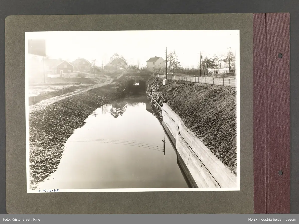 Fotoalbum med 48 sider og 51 innlimte fotografier fra Norsk Hydro på Herøya.
