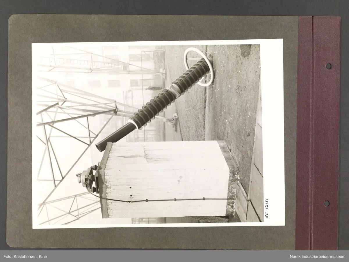 Fotoalbum med 48 sider og 51 innlimte fotografier fra Norsk Hydro på Herøya.