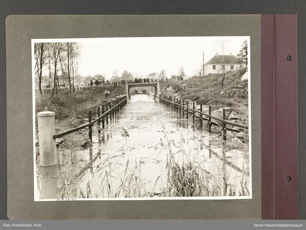 Fotoalbum med 48 sider og 48 innlimte fotografier fra Norsk Hydro på Herøya.