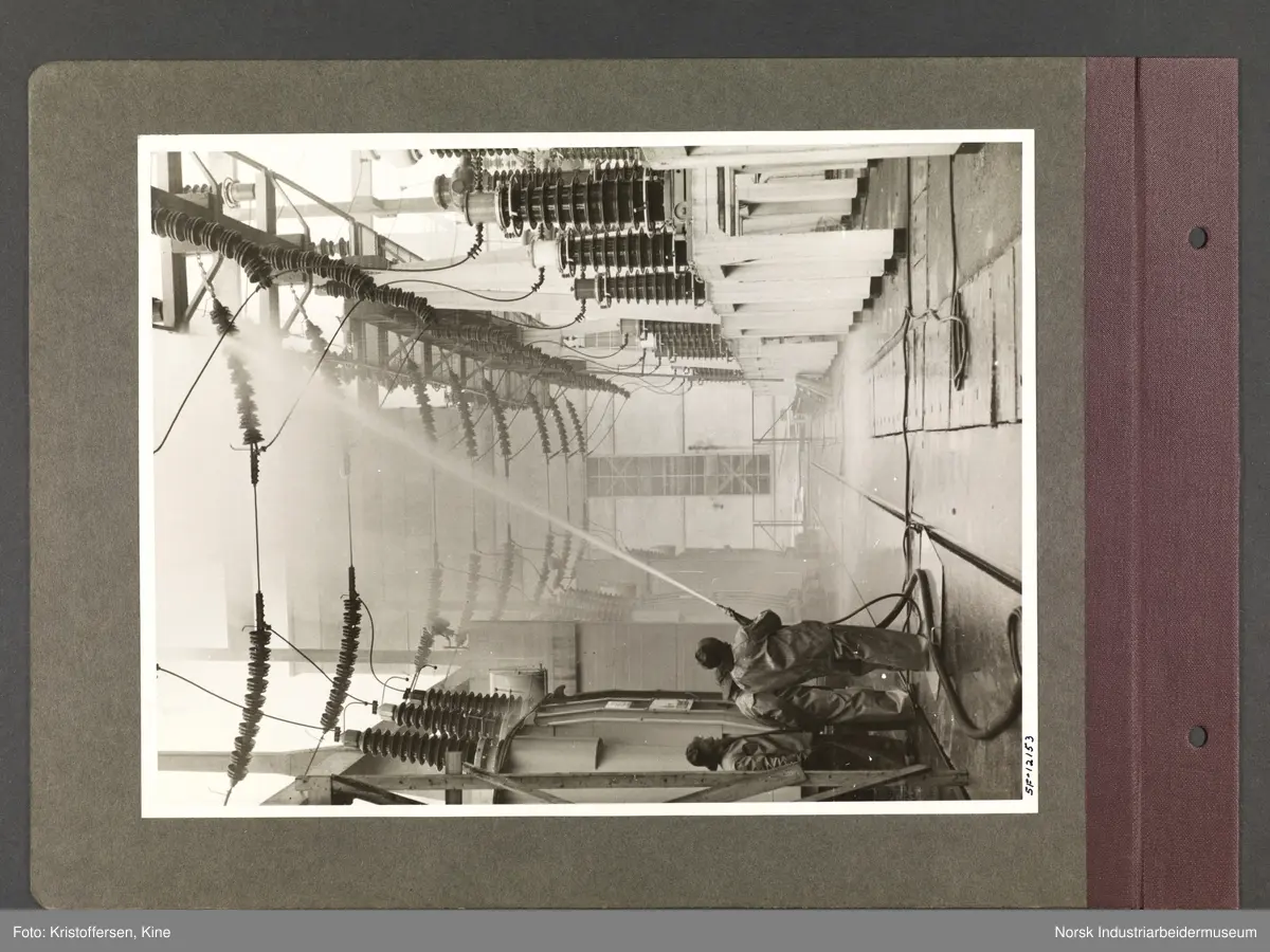 Fotoalbum med 48 sider og 51 innlimte fotografier fra Norsk Hydro på Herøya.