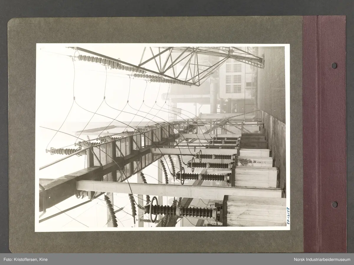 Fotoalbum med 48 sider og 51 innlimte fotografier fra Norsk Hydro på Herøya.