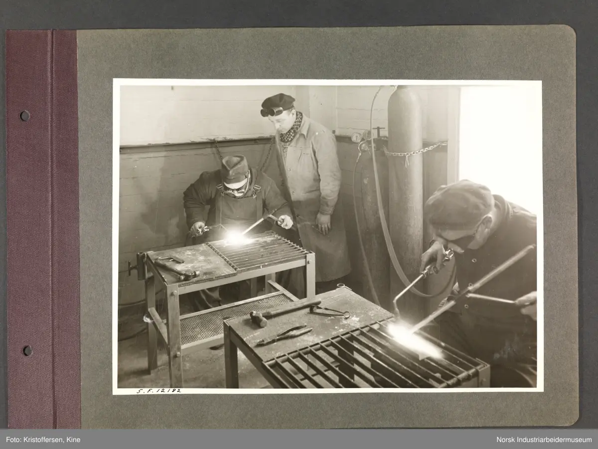 Fotoalbum med 48 sider og 48 innlimte fotografier fra Norsk Hydro på Herøya.