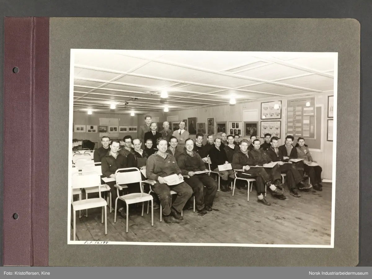 Fotoalbum med 48 sider og 48 innlimte fotografier fra Norsk Hydro på Herøya.