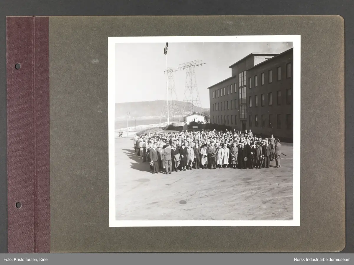 Fotoalbum med 50 sider og 123 innlimte fotografier fra Norsk Hydro på Herøya.
