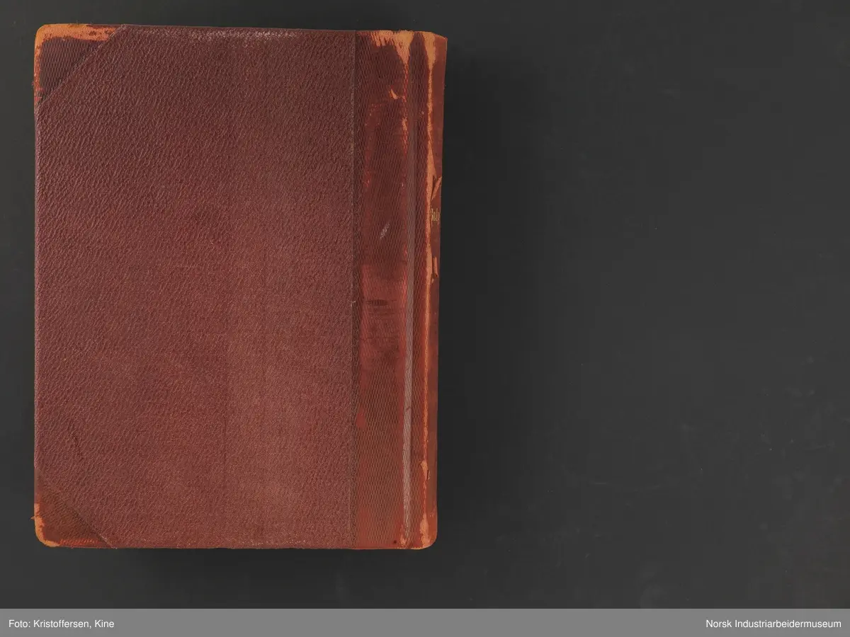 Fotoalbum med 88 sider og 164 innlimte fotografier fra Norsk Hydro på Herøya. Fotografiene viser starten av Eidanger Salpeterfabriker