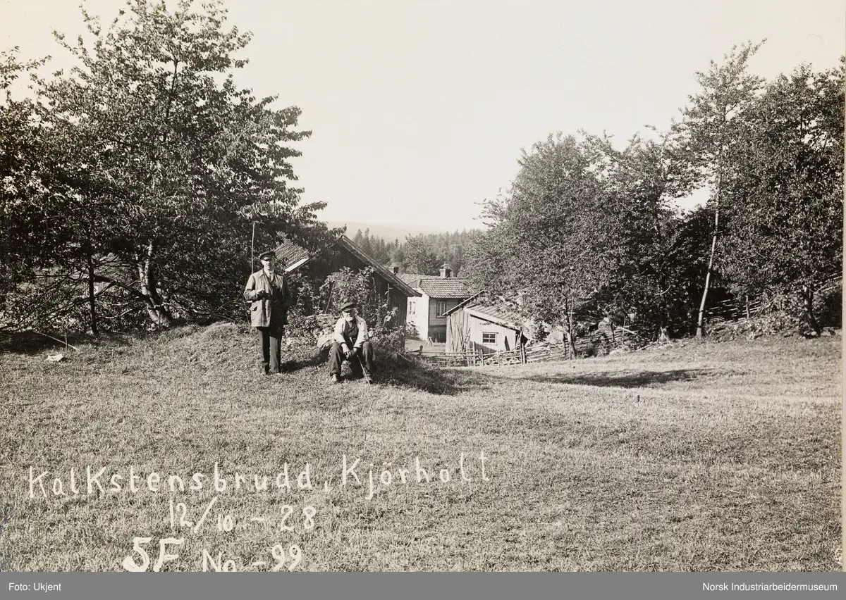 To menn ved Kjørholt kalksteinsbrudd