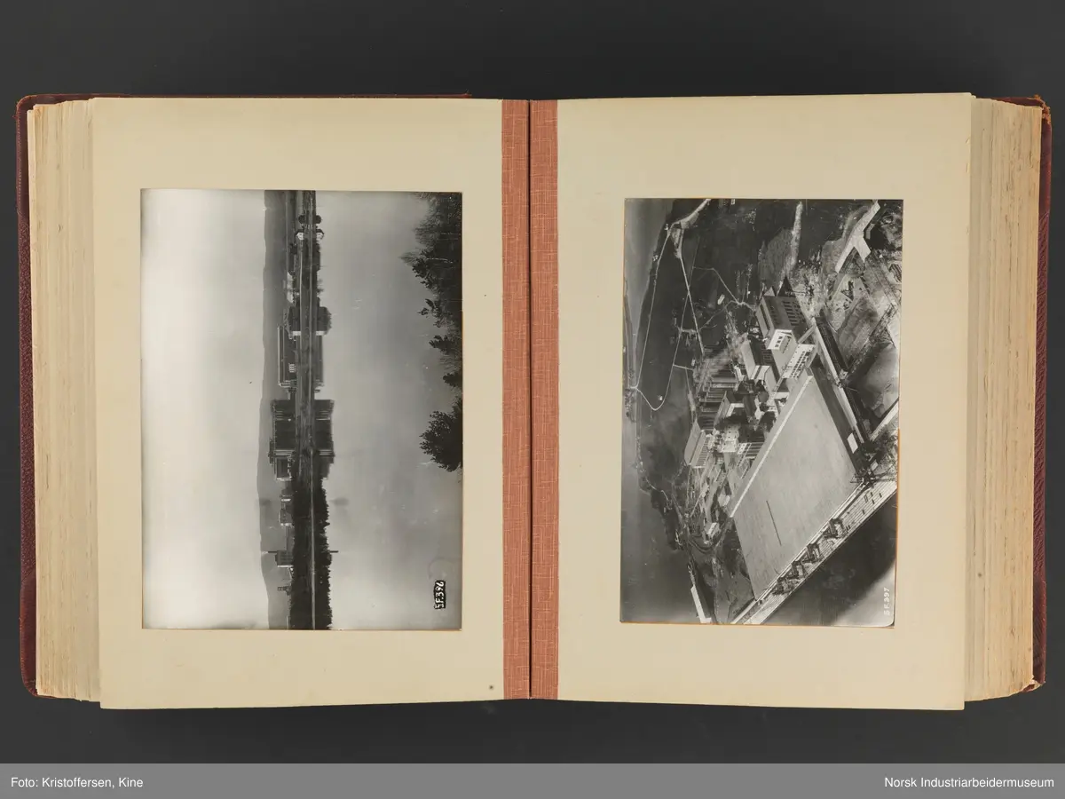 Fotoalbum med 88 sider og 116 innlimte fotografier fra Norsk Hydro på Herøya. Fotografiene viser starten av Eidanger Salpeterfabriker