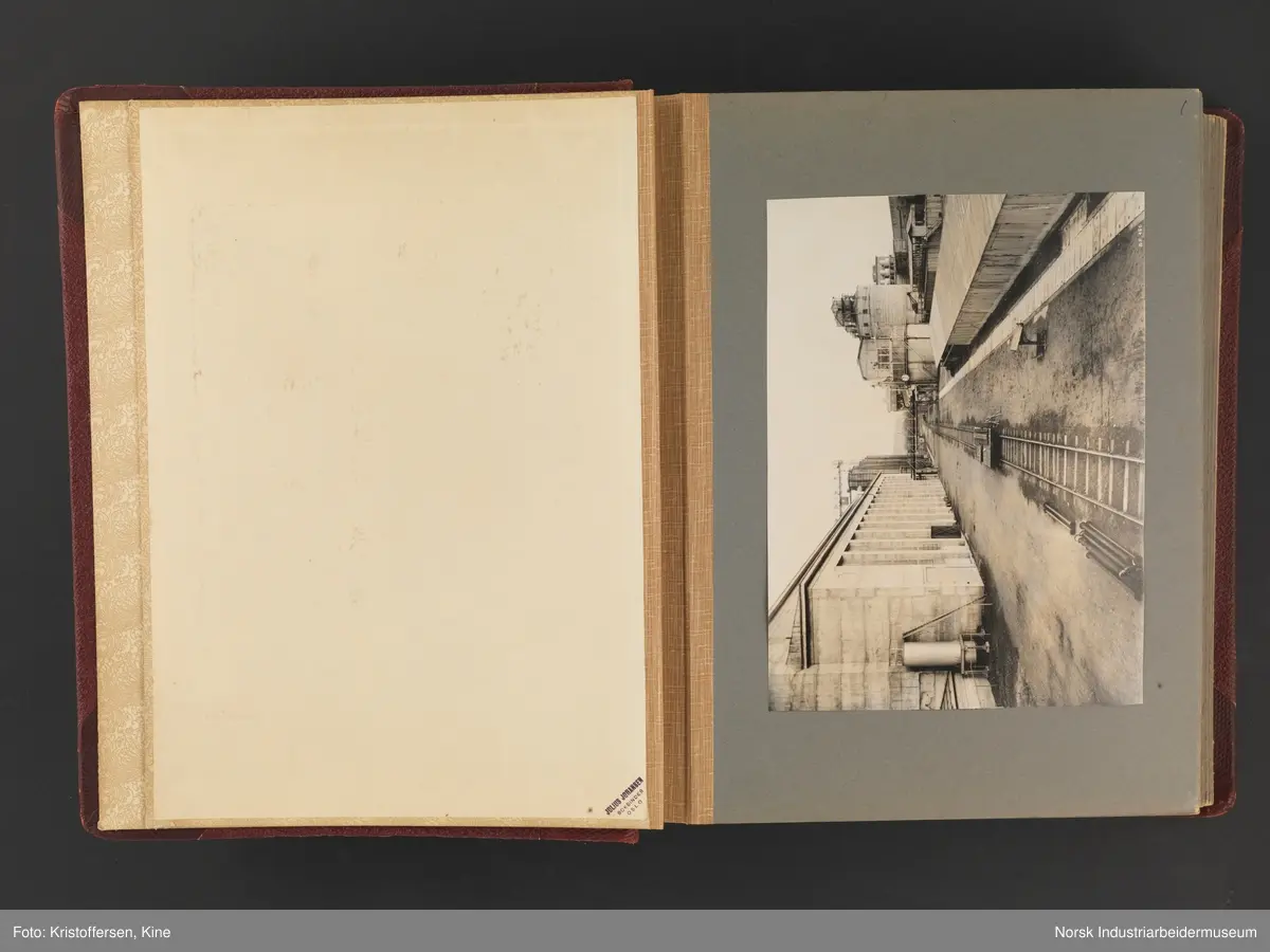 Fotoalbum med 88 sider og 116 innlimte fotografier fra Norsk Hydro på Herøya. Fotografiene viser starten av Eidanger Salpeterfabriker