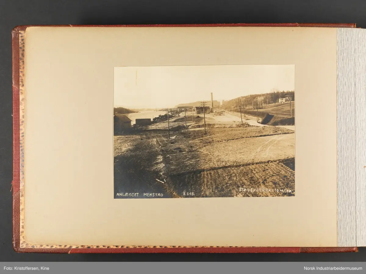 Fotoalbum med 100 sider og 53 innlimte fotografier fra Menstad i Skien