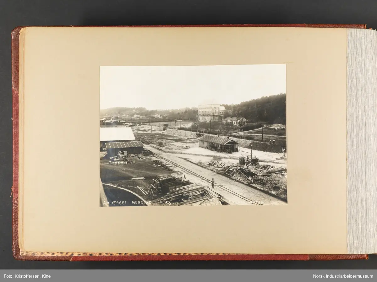 Fotoalbum med 100 sider og 53 innlimte fotografier fra Menstad i Skien