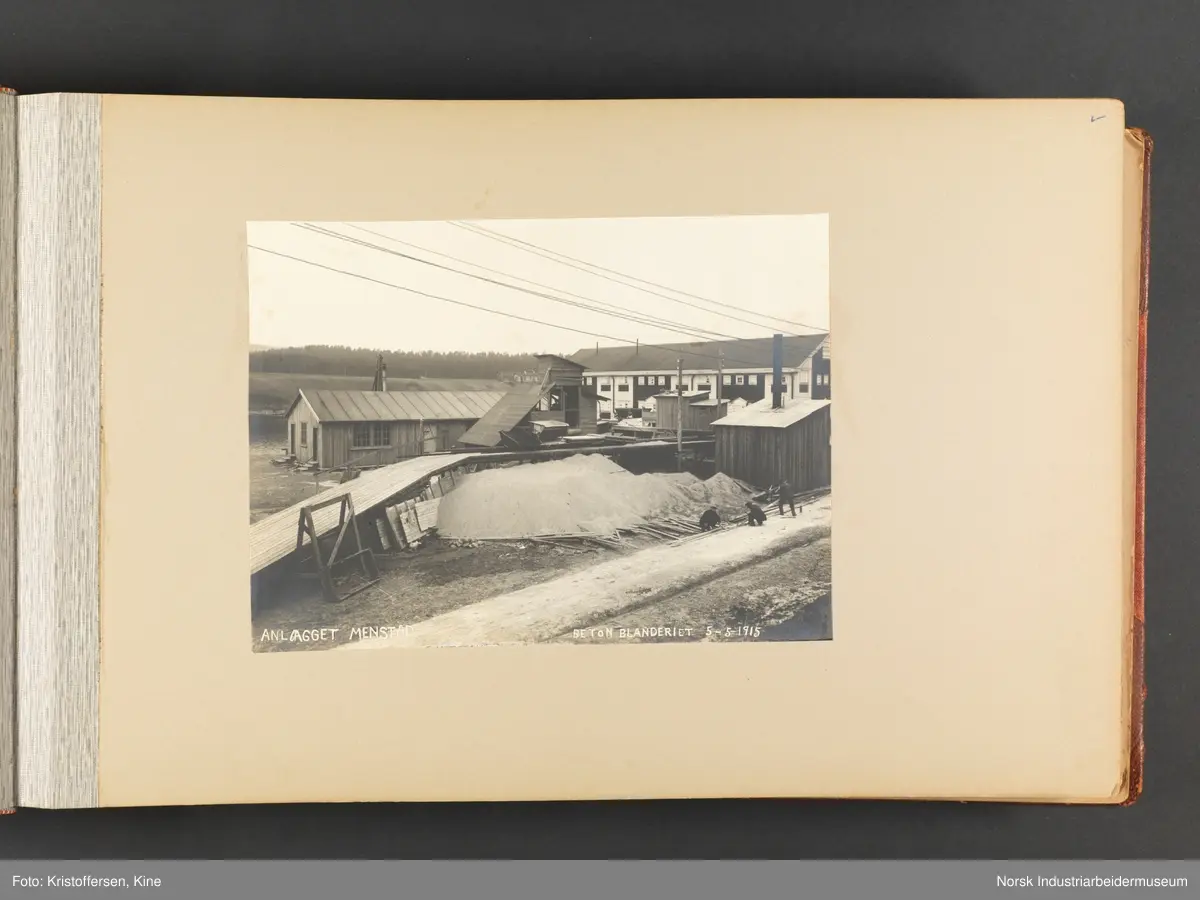 Fotoalbum med 100 sider og 53 innlimte fotografier fra Menstad i Skien
