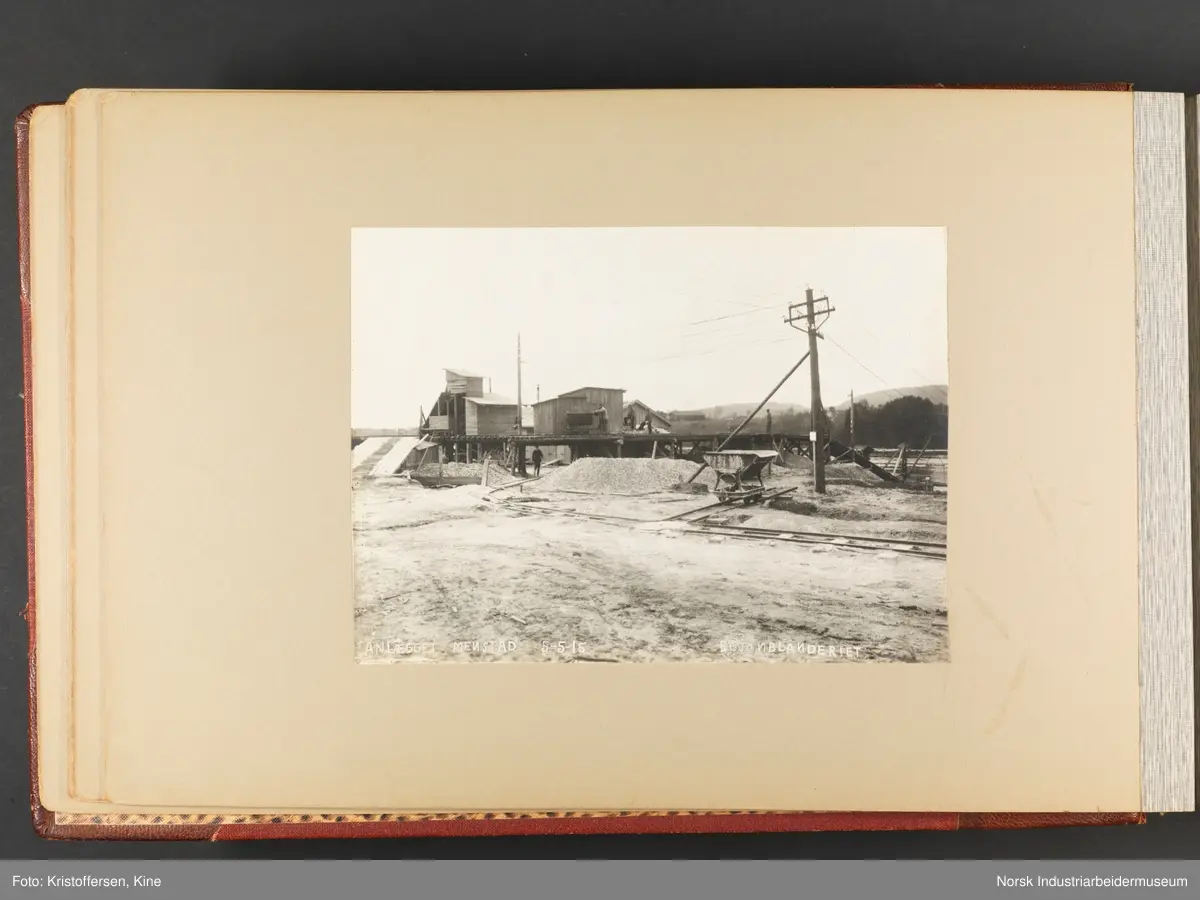 Fotoalbum med 100 sider og 53 innlimte fotografier fra Menstad i Skien