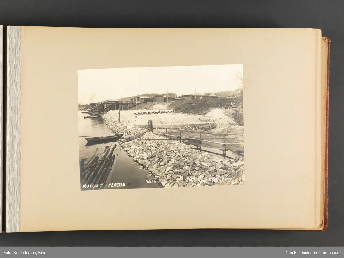 Fotoalbum med 100 sider og 53 innlimte fotografier fra Menstad i Skien