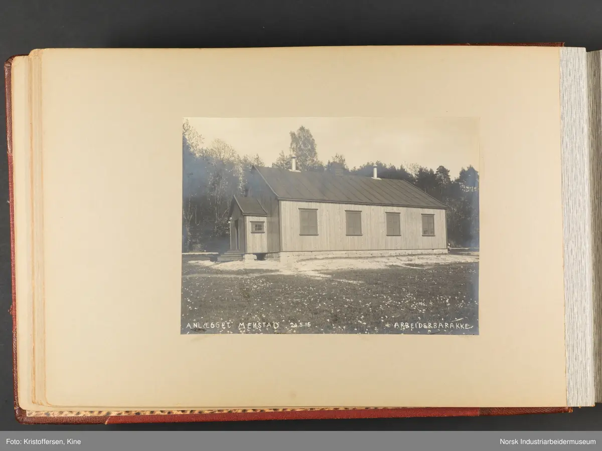 Fotoalbum med 100 sider og 53 innlimte fotografier fra Menstad i Skien