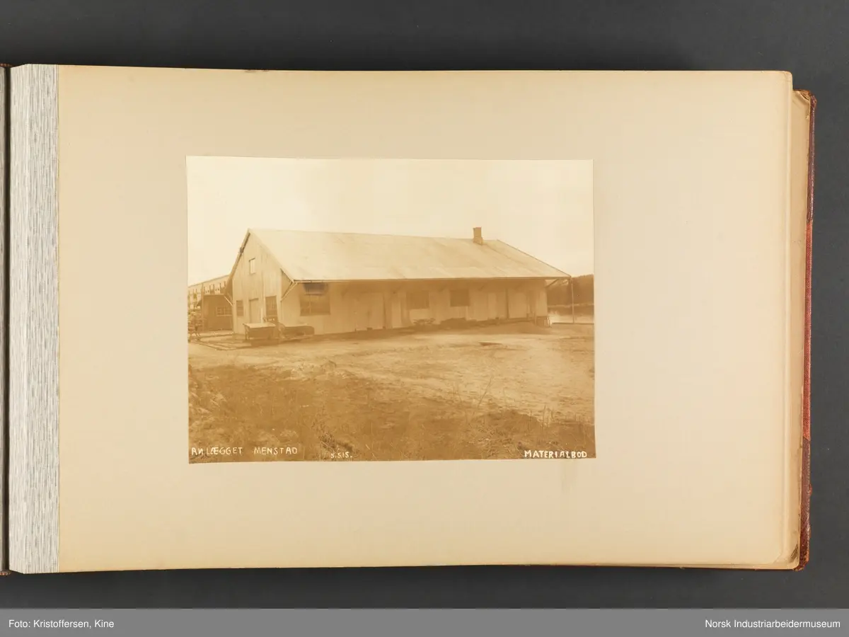 Fotoalbum med 100 sider og 53 innlimte fotografier fra Menstad i Skien