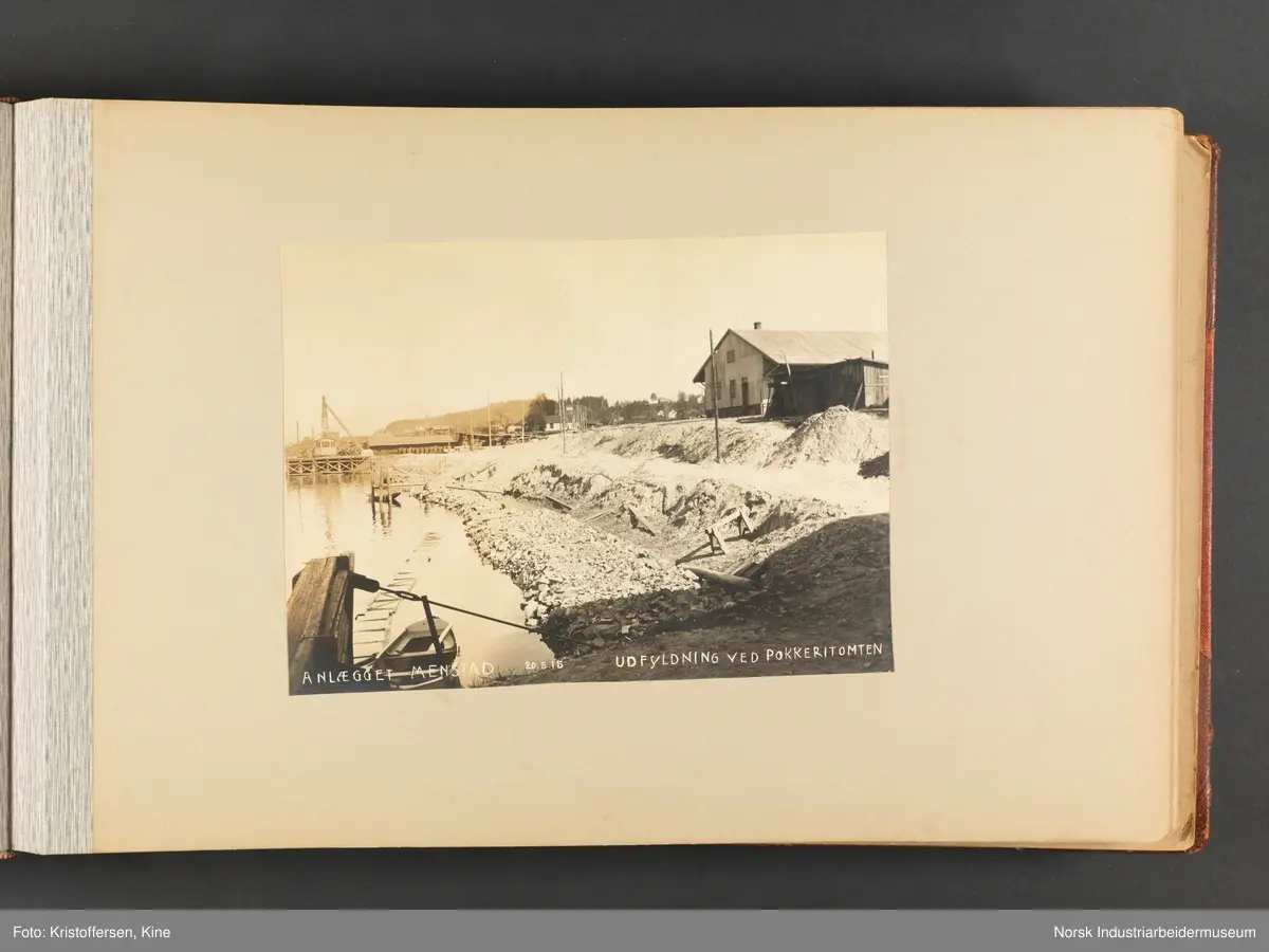 Fotoalbum med 100 sider og 53 innlimte fotografier fra Menstad i Skien
