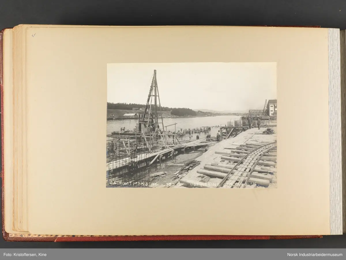 Fotoalbum med 100 sider og 53 innlimte fotografier fra Menstad i Skien