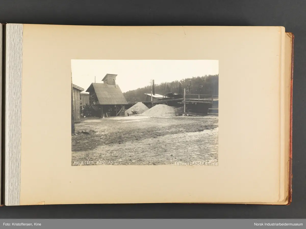 Fotoalbum med 100 sider og 53 innlimte fotografier fra Menstad i Skien