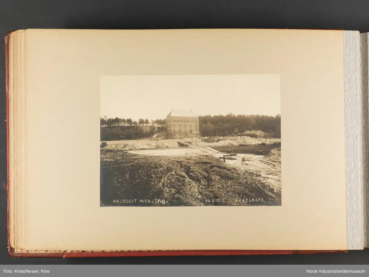 Fotoalbum med 100 sider og 53 innlimte fotografier fra Menstad i Skien
