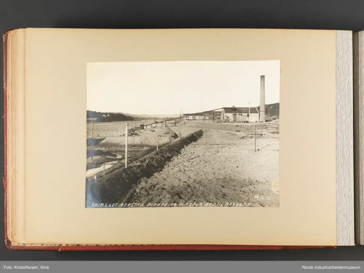 Fotoalbum med 100 sider og 53 innlimte fotografier fra Menstad i Skien