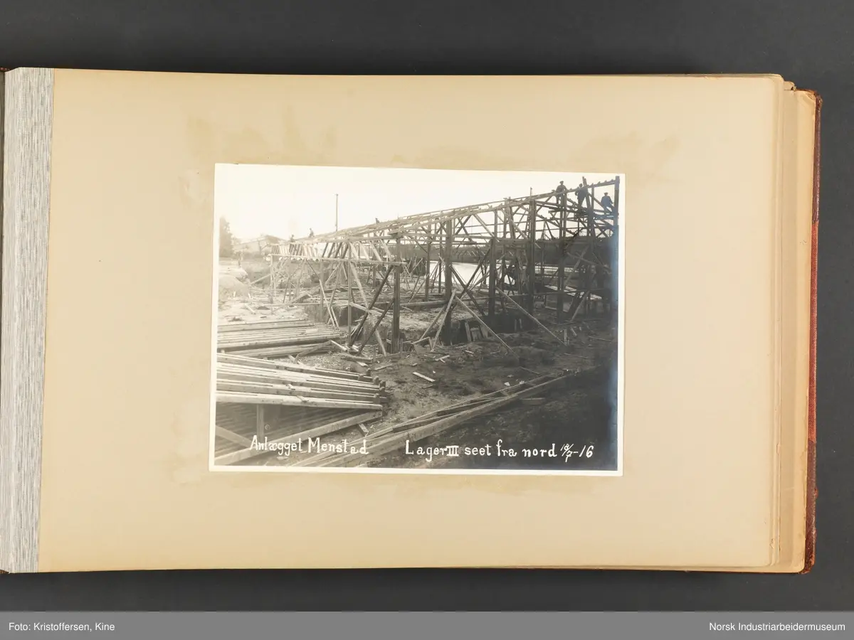 Fotoalbum med 100 sider og 53 innlimte fotografier fra Menstad i Skien