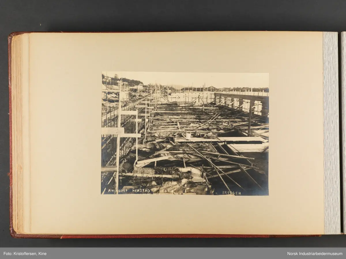Fotoalbum med 100 sider og 53 innlimte fotografier fra Menstad i Skien