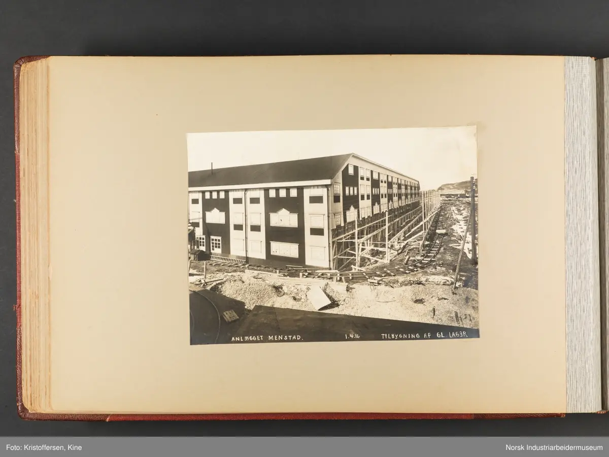 Fotoalbum med 100 sider og 53 innlimte fotografier fra Menstad i Skien
