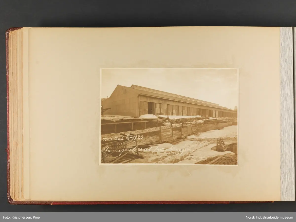 Fotoalbum med 100 sider og 53 innlimte fotografier fra Menstad i Skien