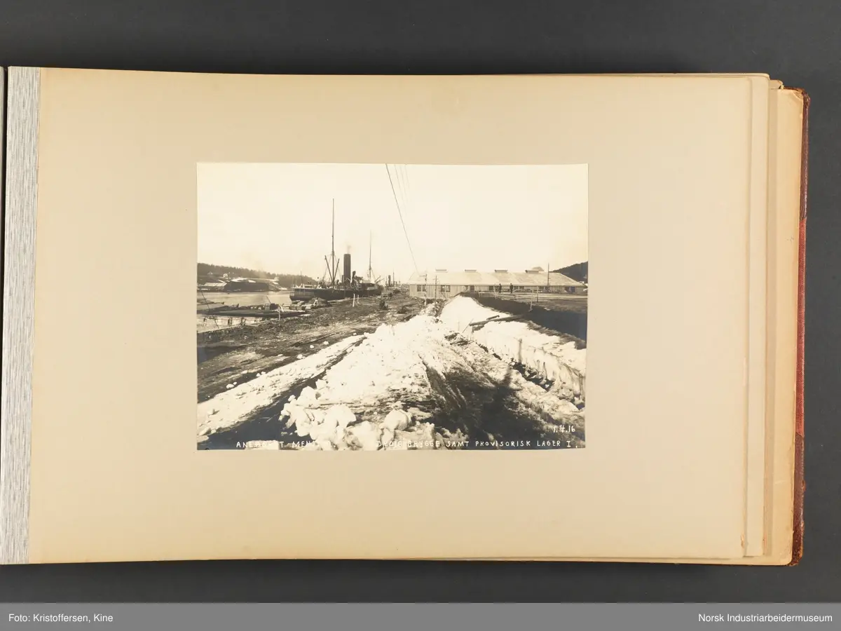 Fotoalbum med 100 sider og 53 innlimte fotografier fra Menstad i Skien