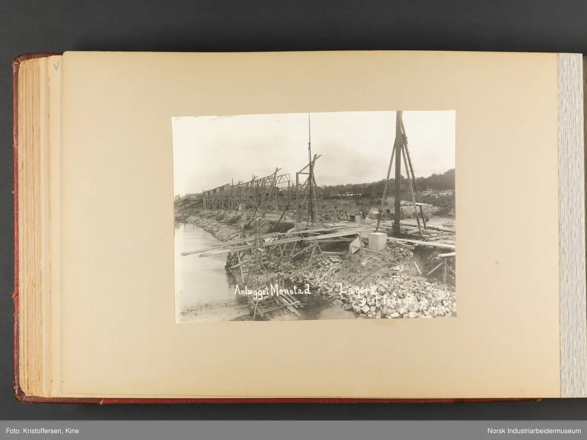Fotoalbum med 100 sider og 53 innlimte fotografier fra Menstad i Skien