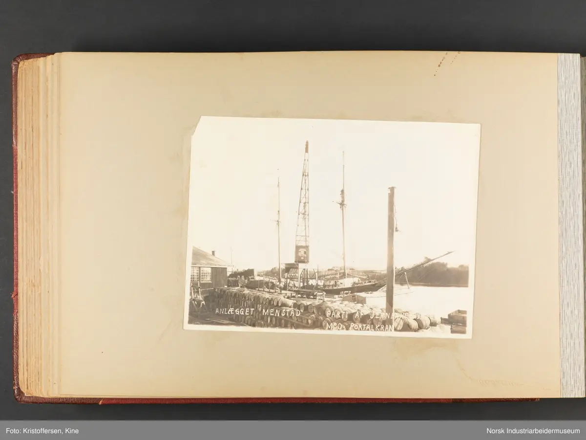 Fotoalbum med 100 sider og 53 innlimte fotografier fra Menstad i Skien