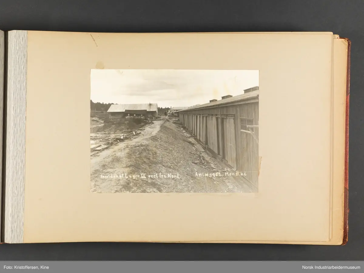 Fotoalbum med 100 sider og 53 innlimte fotografier fra Menstad i Skien