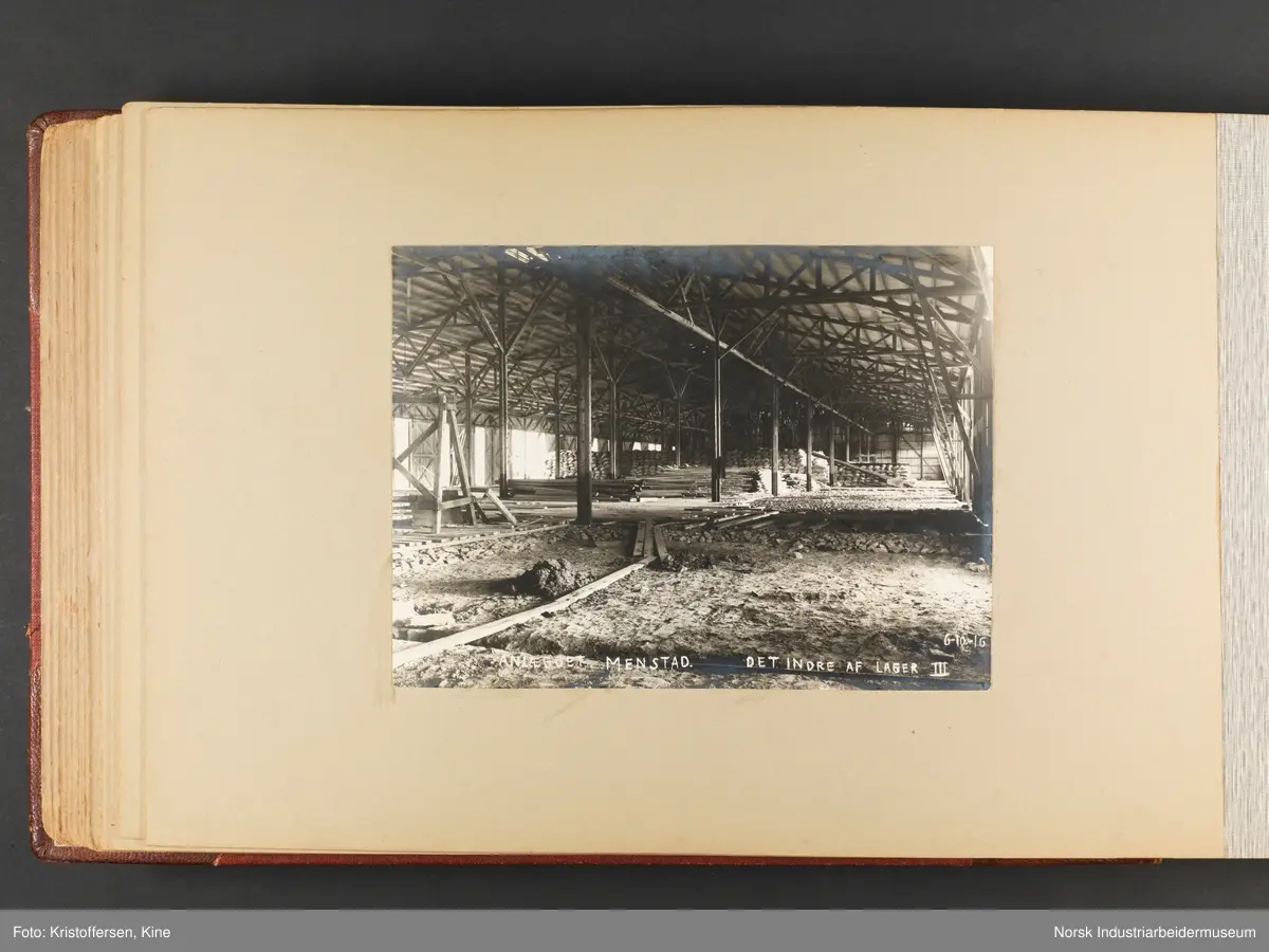Fotoalbum med 100 sider og 53 innlimte fotografier fra Menstad i Skien