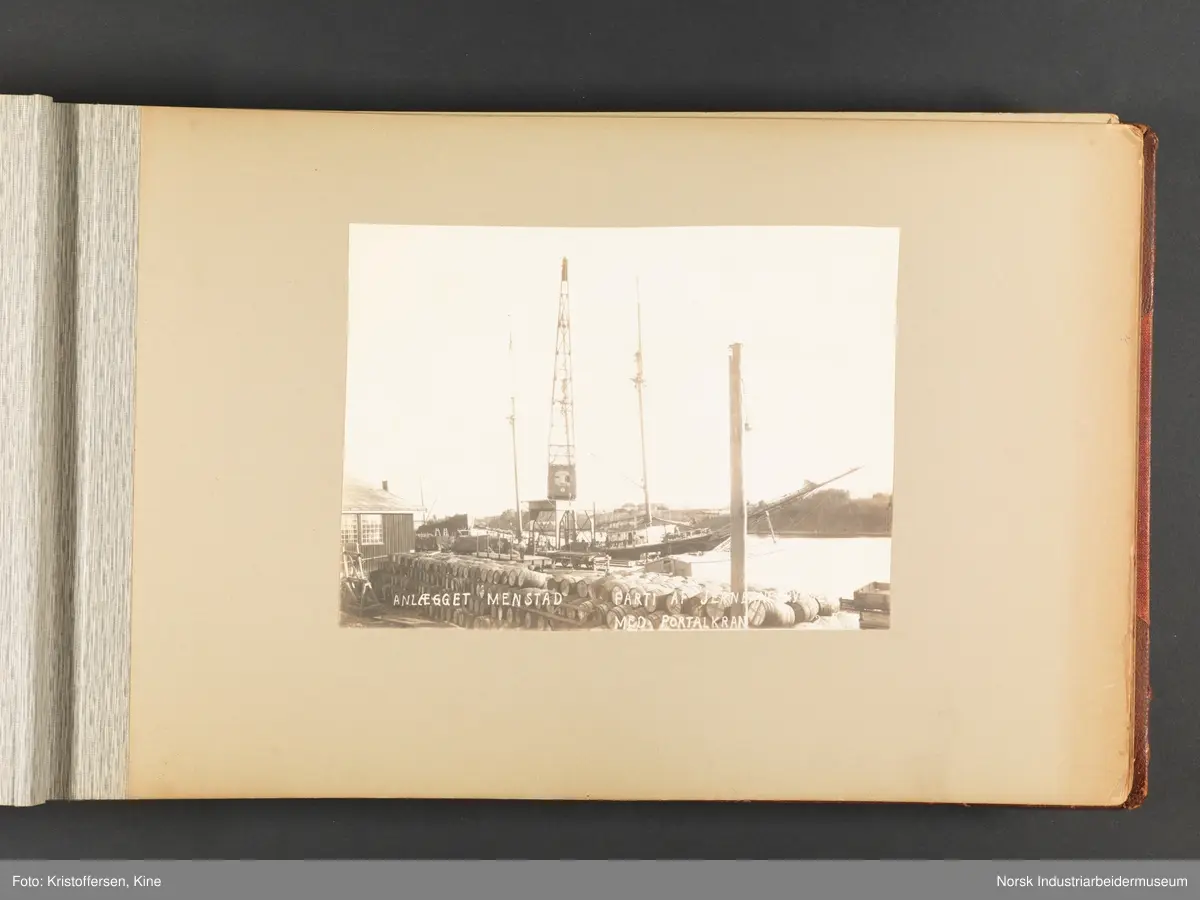 Fotoalbum med 100 sider og 53 innlimte fotografier fra Menstad i Skien