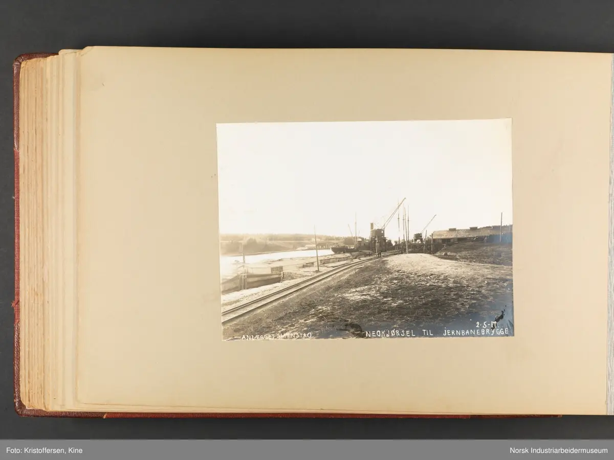 Fotoalbum med 100 sider og 53 innlimte fotografier fra Menstad i Skien