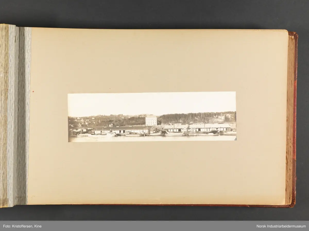 Fotoalbum med 100 sider og 53 innlimte fotografier fra Menstad i Skien
