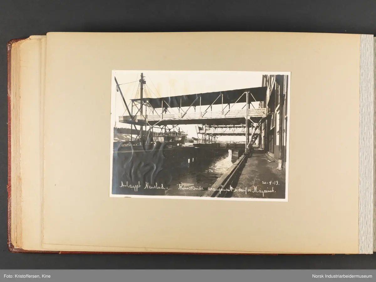 Fotoalbum med 100 sider og 53 innlimte fotografier fra Menstad i Skien