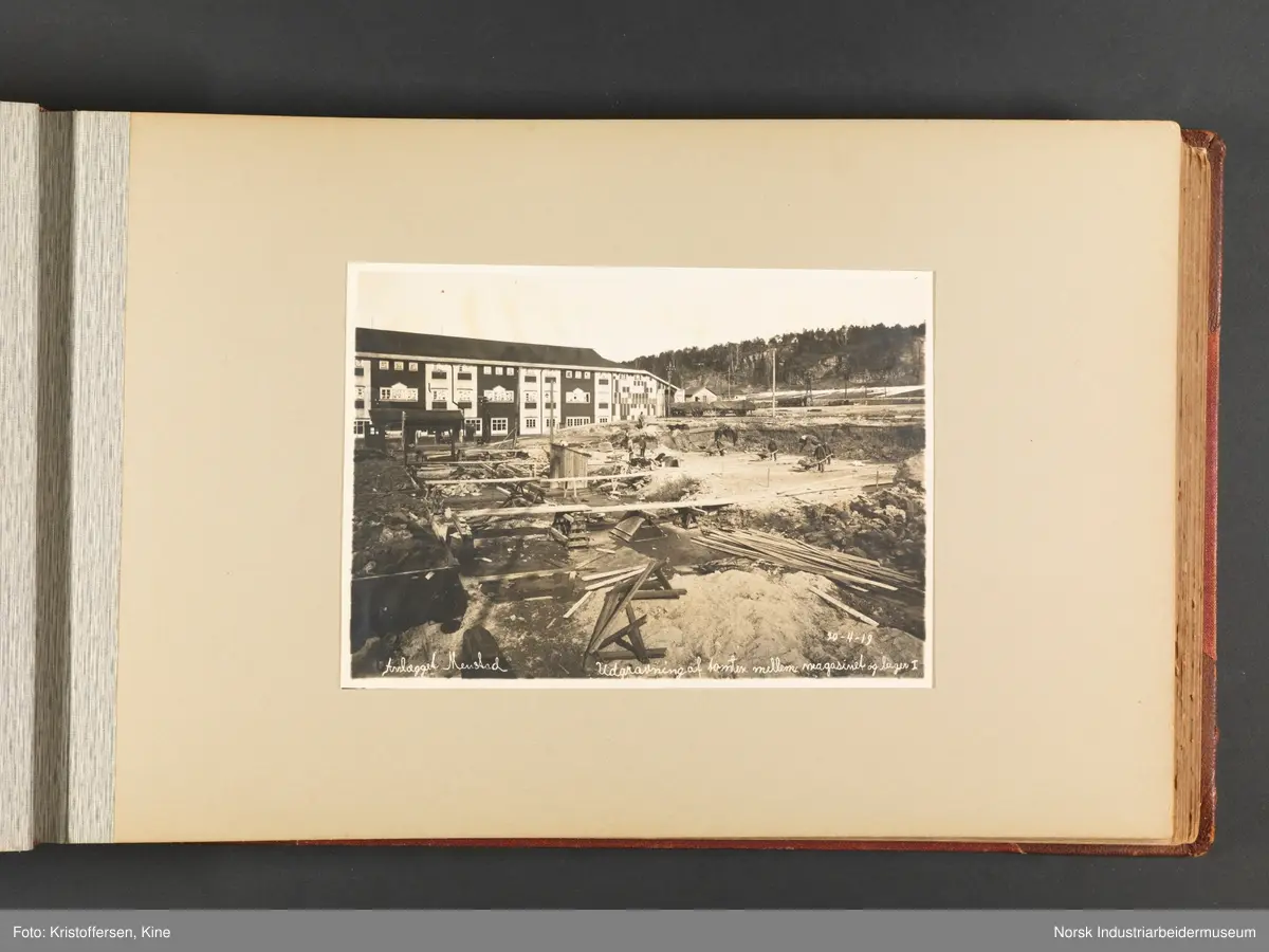 Fotoalbum med 100 sider og 53 innlimte fotografier fra Menstad i Skien