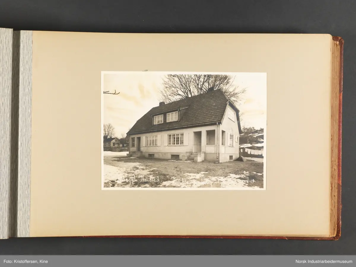 Fotoalbum med 100 sider og 53 innlimte fotografier fra Menstad i Skien