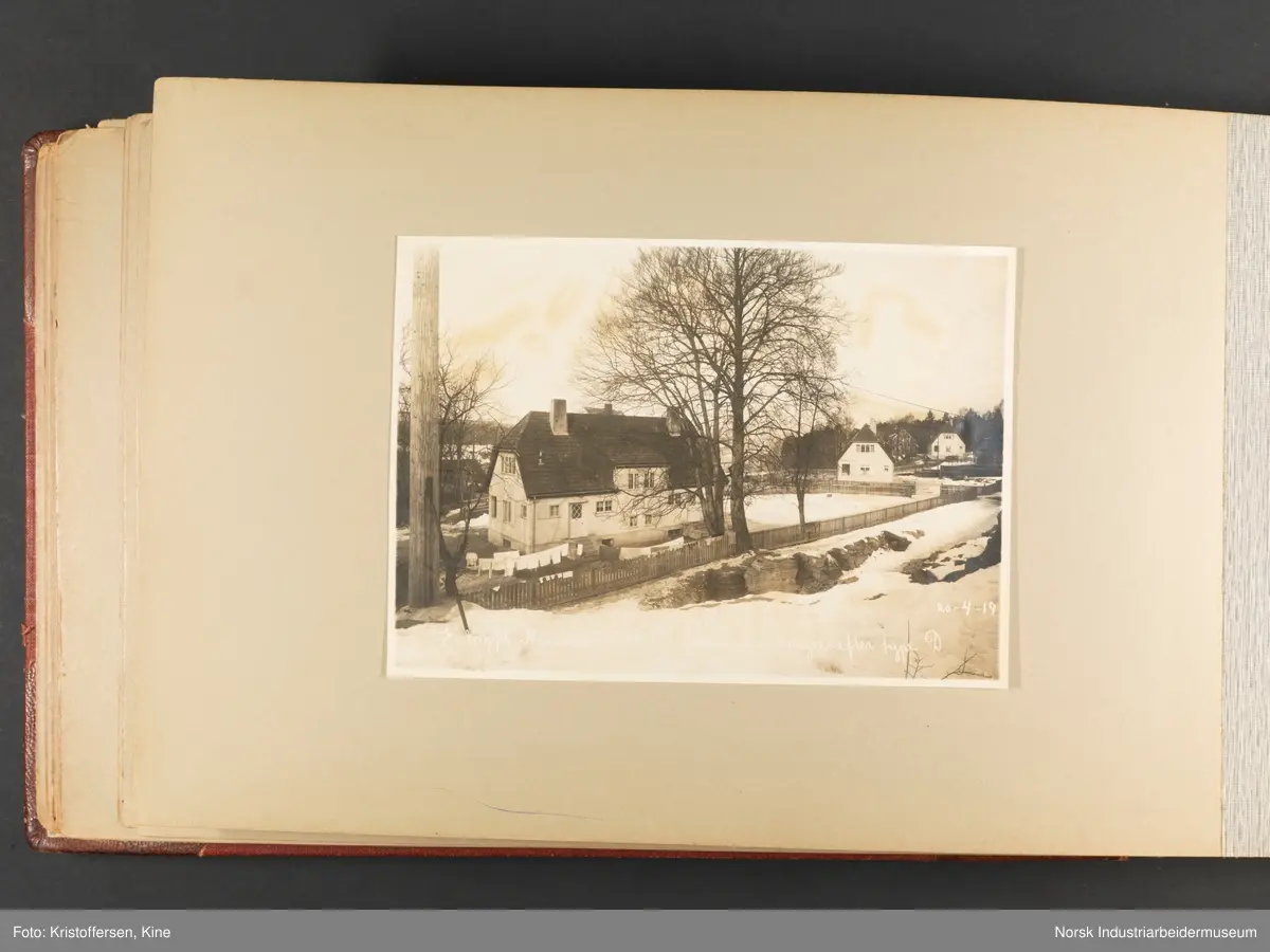 Fotoalbum med 100 sider og 53 innlimte fotografier fra Menstad i Skien