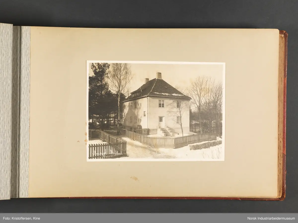 Fotoalbum med 100 sider og 53 innlimte fotografier fra Menstad i Skien