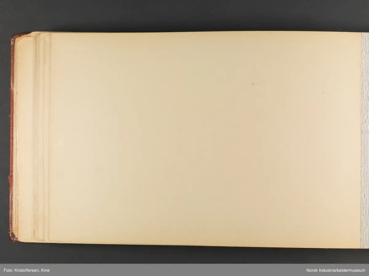 Fotoalbum med 100 sider og 53 innlimte fotografier fra Menstad i Skien