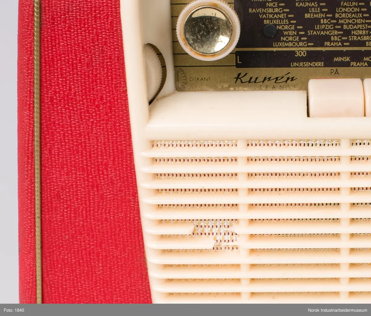 Rød håndholdt reiseradio
